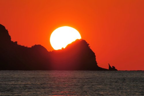 海と島と夕日